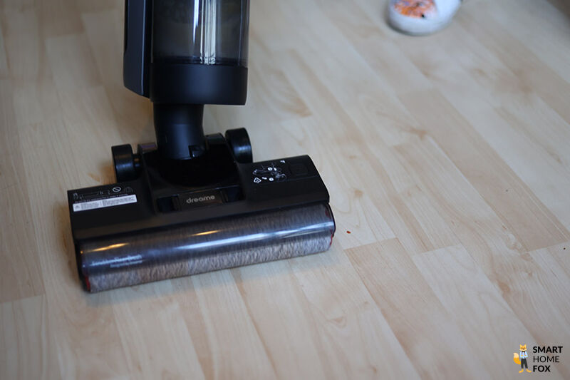 Reinigung von feuchtem Schmutz auf Holzbode